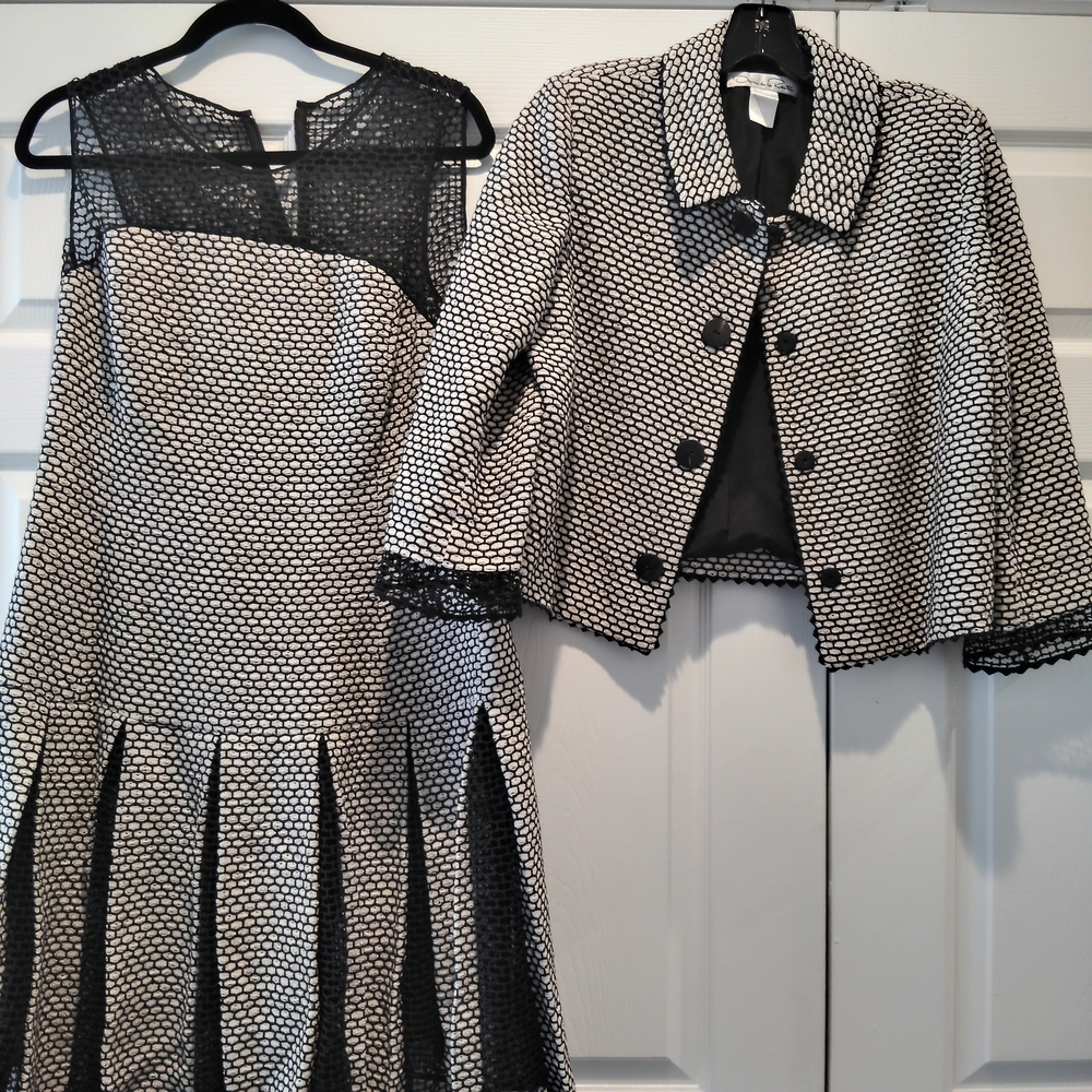 Oscar de la Renta Black and White Textured Pleated Skirt Set with Cropped Jacket